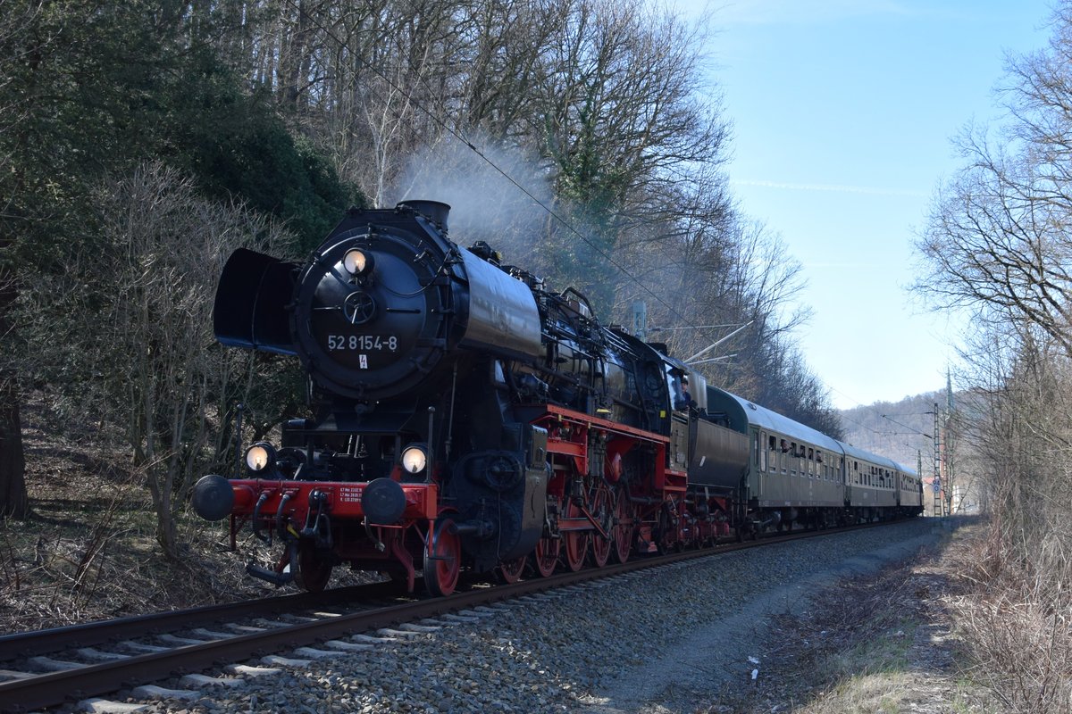 BR 52 8154-8 zieht am Morgen des 07.04.2018 ihren Sonderzug von Meissen-Triebischtal kommend ihren Sonderzug Richtung Meissen-Altstadt anlässlich des 10. Dresdner Dampfloktreffens.