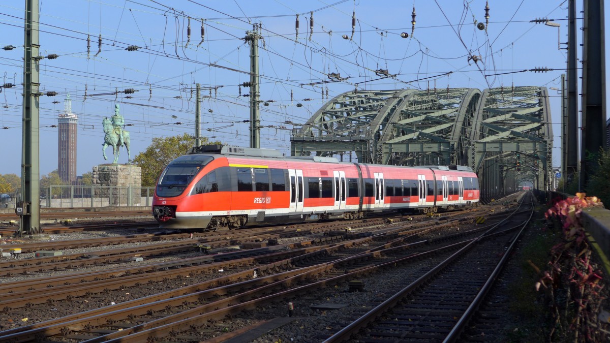 BR 644 als RB 38 nach Köln Messe/Deutz am 31. Oktober 2015 bei der Ausfahrt aus dem Kölner Hbf.