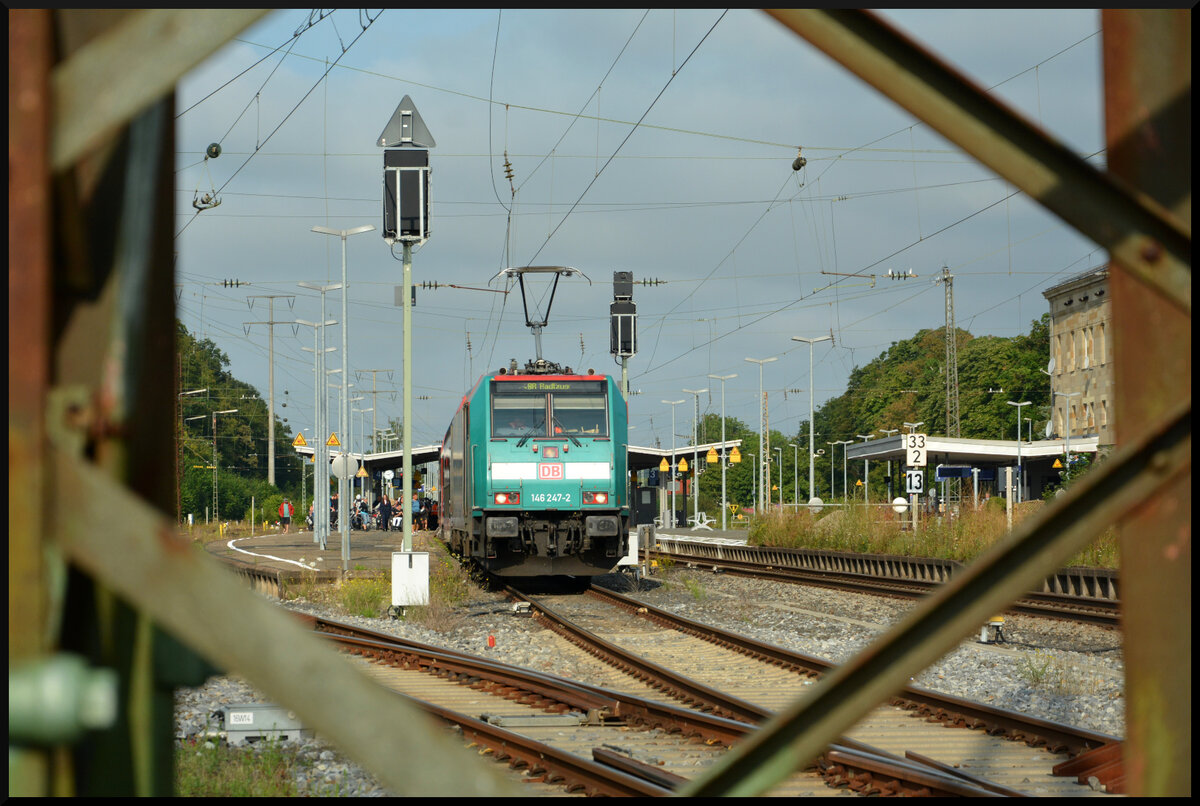 BR Radltour 2024: Für die diesjährige Radltour des Bayerischen Rundfunks, kurz BR Radltour, verkehrten insgesamt fünf Sonderzüge der DB Regio Südostbayernbahn (SOB). Hier steht DB Regio SOB Elektrolok 146 247  Joblok: Ein Arbeitsplatz in meiner Nähe  mit dem Sonderzug Nr. 5 (Neustadt/Aisch - Aschaffenburg) am 03.08.2024 im Bahnhof Neustadt/Aisch auf Gleis 4 zur Beladung bereit. 