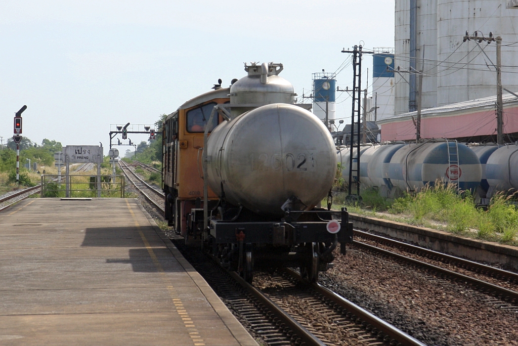 Brandschutzzug für den Steamtrain 903 (Hua Lamphong - Chachoengsao) mit dem บ.ท.ค.126021 (บ.ท.ค. =B.O.T./Bogie Oil Tank Wagon) als einzigem Wagen fährt am 05.Dezember 2024 durch die Preng Station.