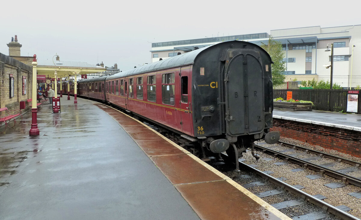 Britische Personenwagen: Ab Mitte der 1950er Jahre wechselte die Farbe weitgehend zu Kastanienrot (englisch: maroon), eine warme, dunklere Farbe mit einem Hauch von Braun. Im Bild Wagen E4306 (vermutlich 1956) auf der Keighley & Worth Valley Railway, Keighley, 8.September 2011.  