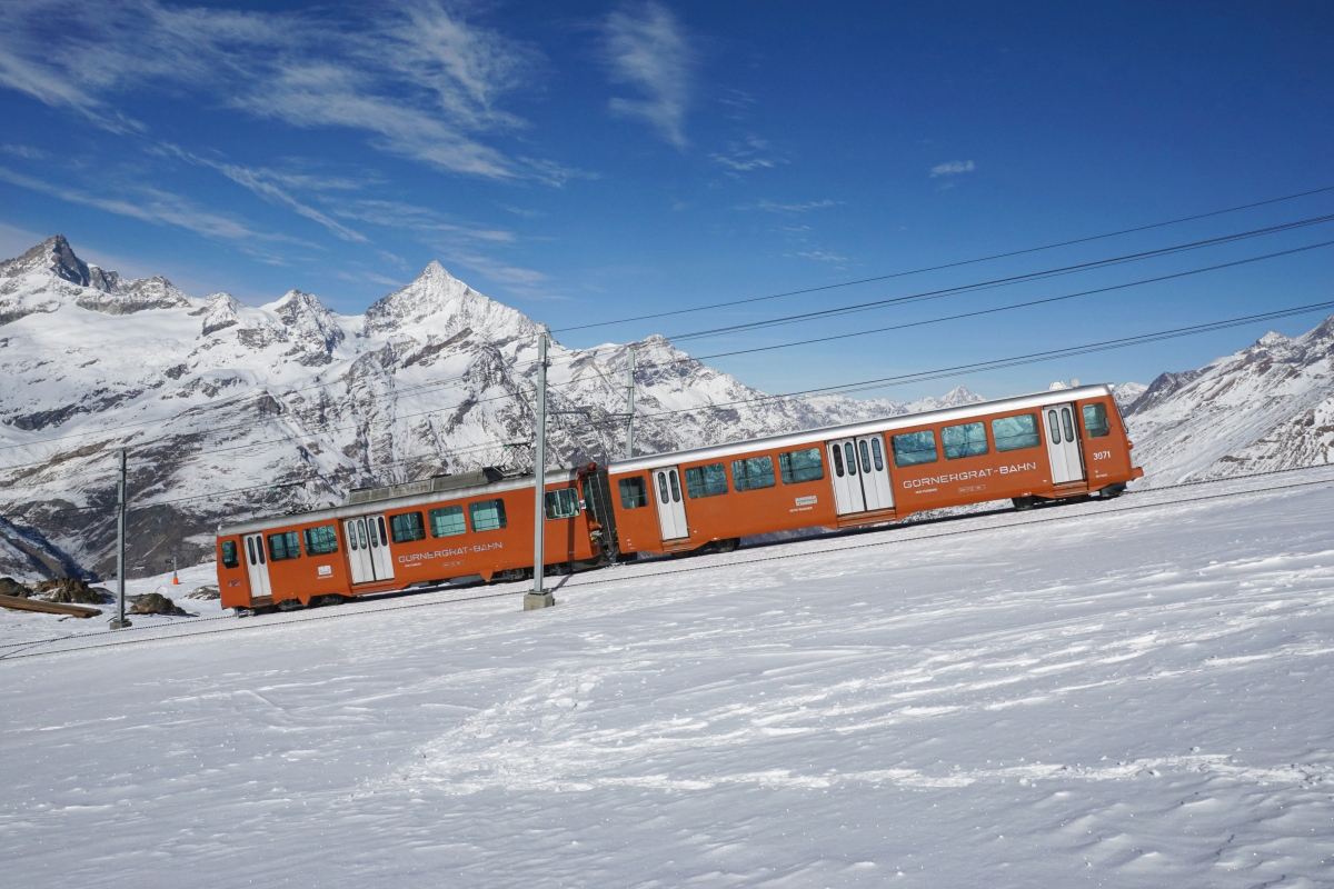 Bt 3071 und Bhe 4/4 3062 am 29.01.2017 oberhalb von Rotenboden.