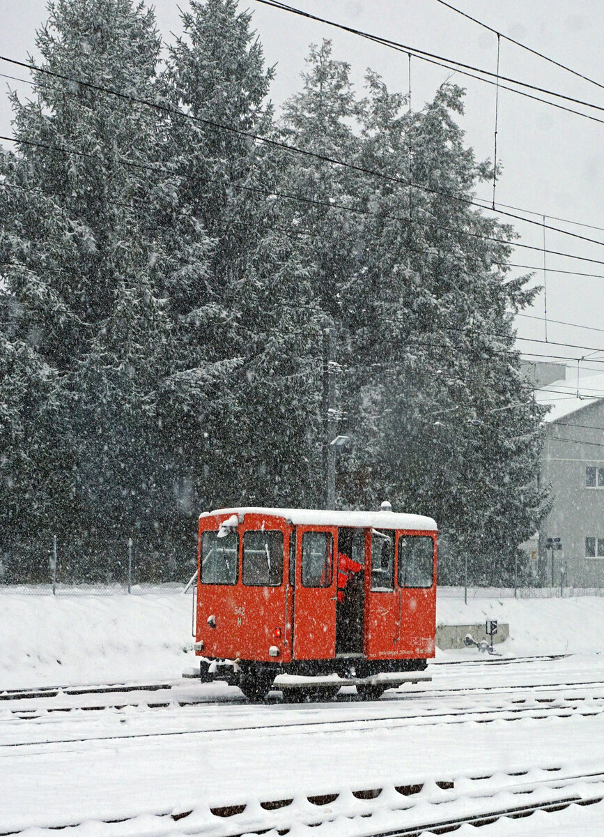 BTI Tm 542 auf Rangierfahrt in Täuffelen am 10. Dezember 2021.
Foto: Walter Ruetsch