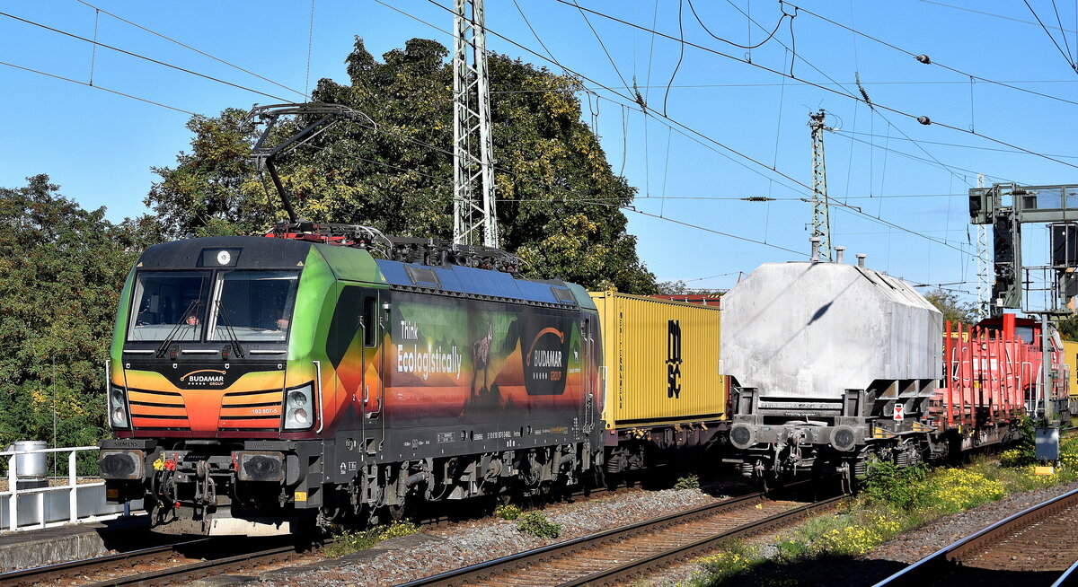 BUDAMAR LOGISTICS, a.s., Bratislava [SK] mit der Vectron  193 807-5  [NVR-Nummer: 91 80 6193 807-5 D-RAILL] und einem Containerzug am 15.10.24 Höhe Bahnhof Magdeburg Neustadt.