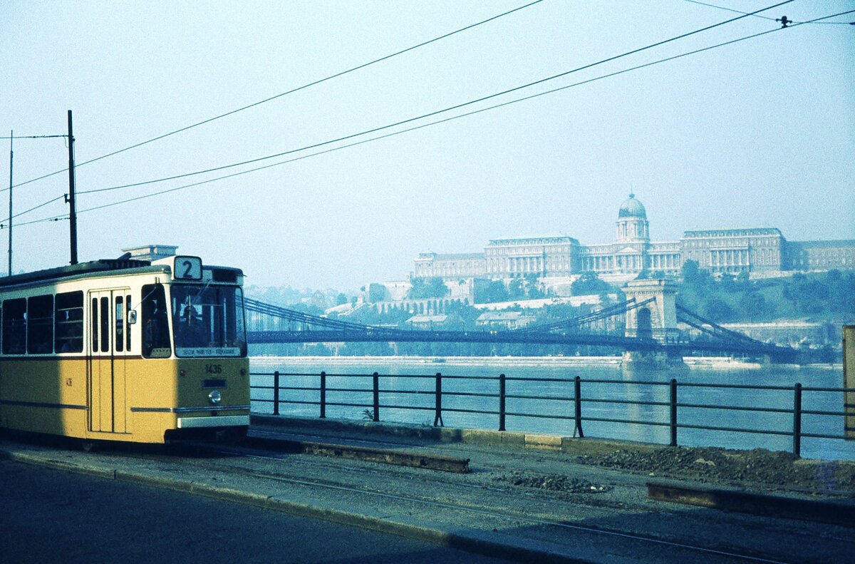 Budapest_Linie 2 mit Kettenbrücke_23-07-1975