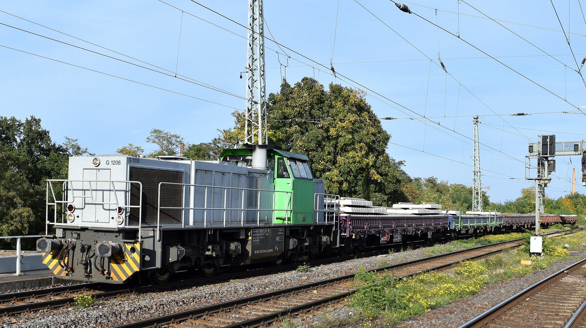 B&V Leipzig GmbH mit ihrer MaK G 1206 [NVR-Nummer: 92 80 1275 016-4 D-BUVL], aktueller Mieter? mit einigen Drehgestell-Flachwagen (mit Bahnschwellen beladen) am 17.10.24 Höhe Bahnhof Magdeburg Neustadt. 