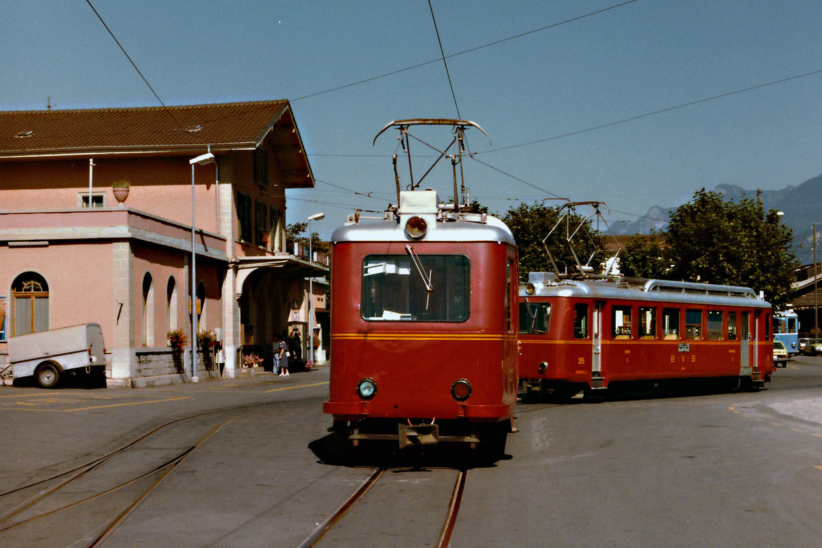 BVB: Bereits in den früheren Jahren beschafften sich Privatbahnen der Westschweiz einheitliches Rollmaterial. Die BDeh 2/4 mit den Baujahren 1940-1945 wurden von SLM/MFO erbaut für die  Bex-Villars-Bretaye-Bahn. Die Aufnahme entstand während den 80er-Jahren in Bex.
Foto: Walter Ruetsch