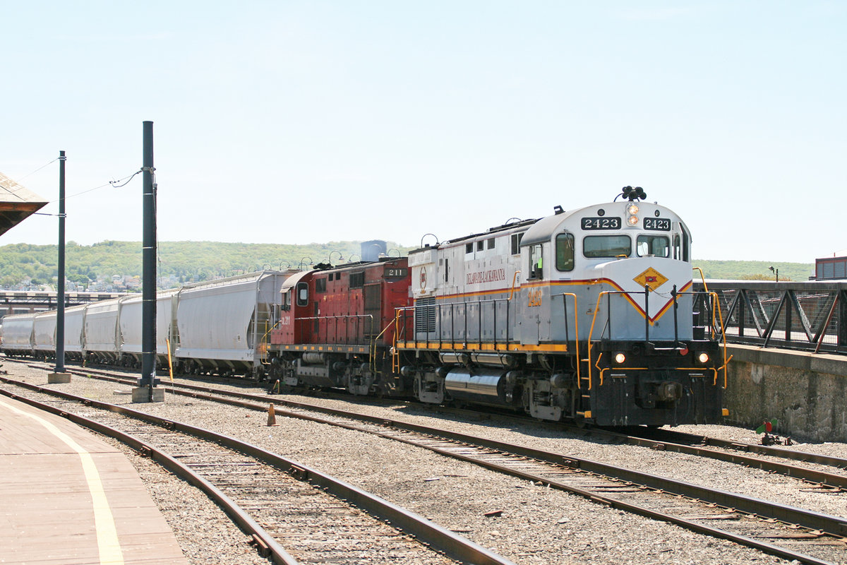 C425 Nummer 2423 und RS-32 Nummer 211 gebaut von der American Locomotive Company der -Delaware and Lackawanna- mit einen kurzen Güterzug am 21. Mai 2018 in Scranton, Pennsylvania / USA