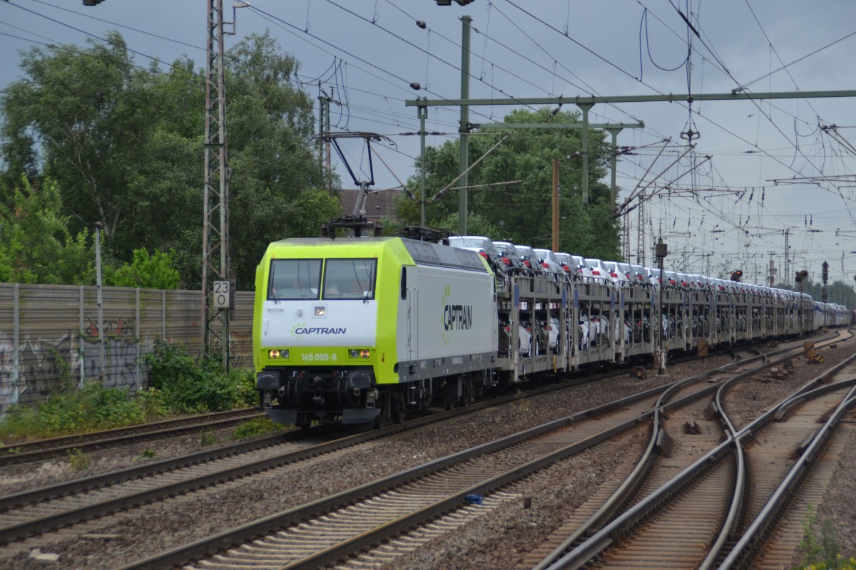 Captrain 145 095-6 passiert mit ihrem BLG-Autozug am 20.06.2014 den Bahnhof Hannover Linden/Fischerhof. 