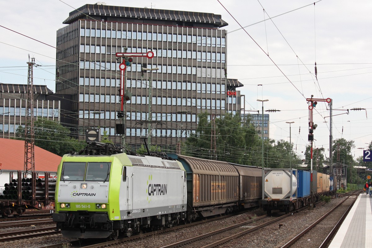  Captrain 185 541 am 4.7.13 mit einem Papierzug in Dsseldorf-Rath.
