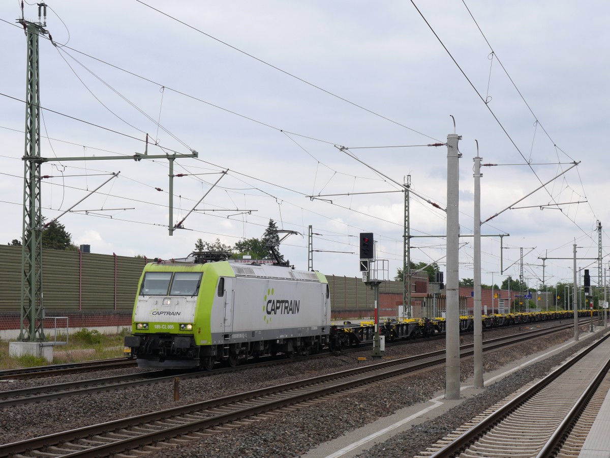 CAPTRAIN 185-CL 005 kommt mit einem Zug leerer Autowaggons durch Bardowick in Richtung Hamburg; 21.05.2015
