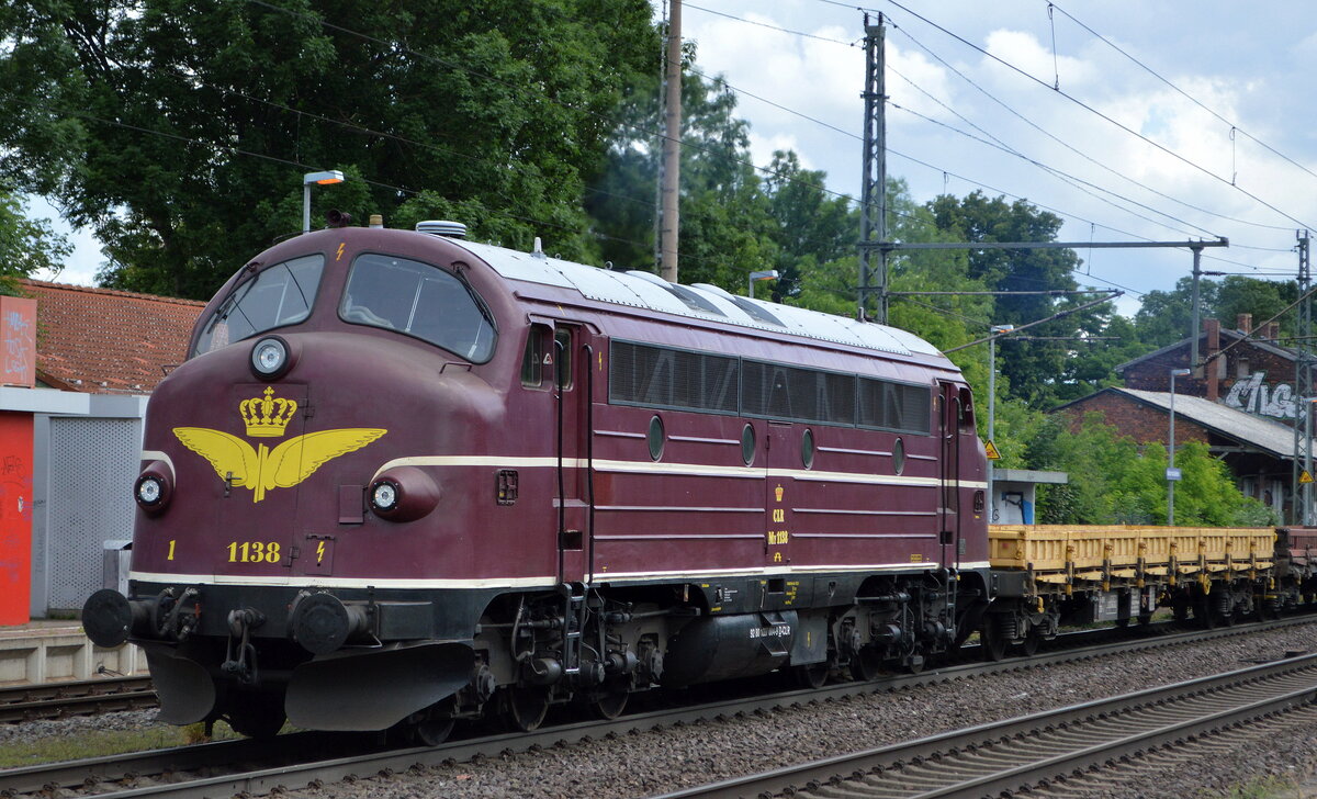 Cargo Logistik Rail-Service GmbH, Barleben (CLR) mit  My 1138  (NVR:  92 80 1227 004-9 D-CLR ) und einigen Drehgestell-Flachwagen am Haken am 08.06.22 Höhe Bf. Niederndodeleben (Nähe Magdeburg).