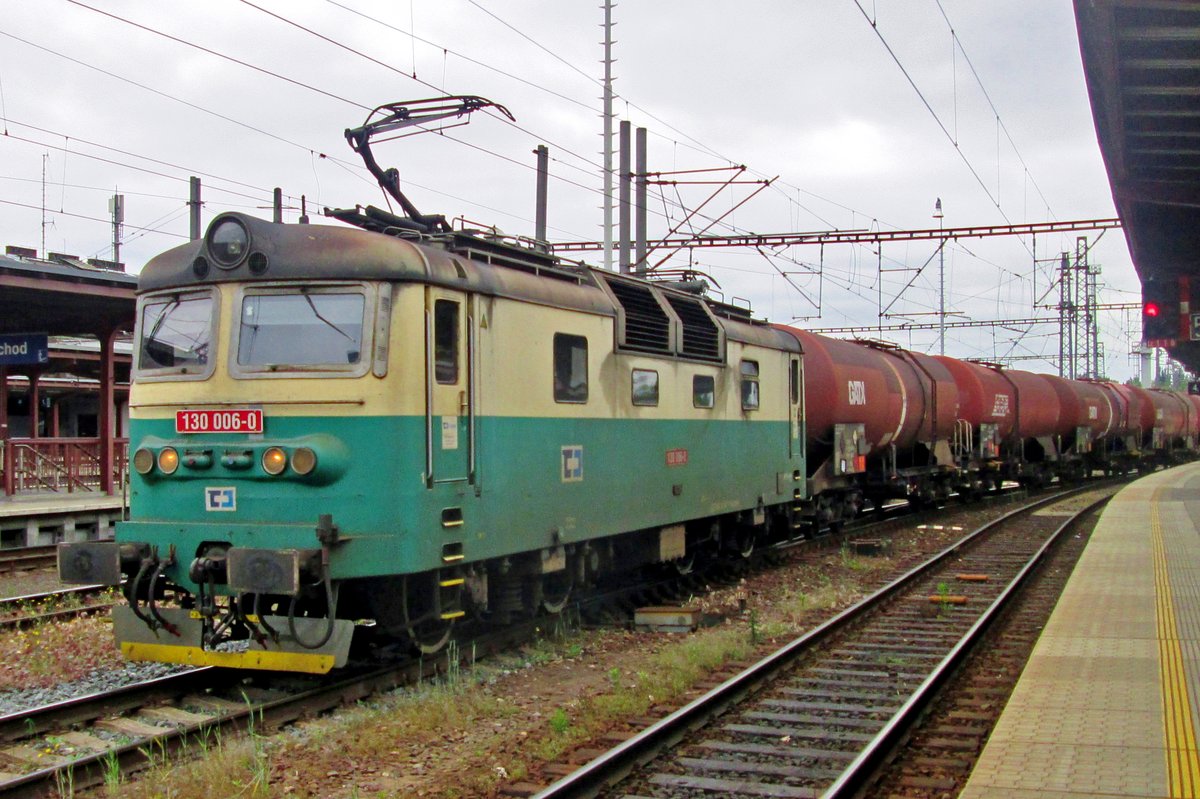 CD 130 006 schleppt ein GATX-Kesselwagenzug durch Kolín am 26 Mai 2015.