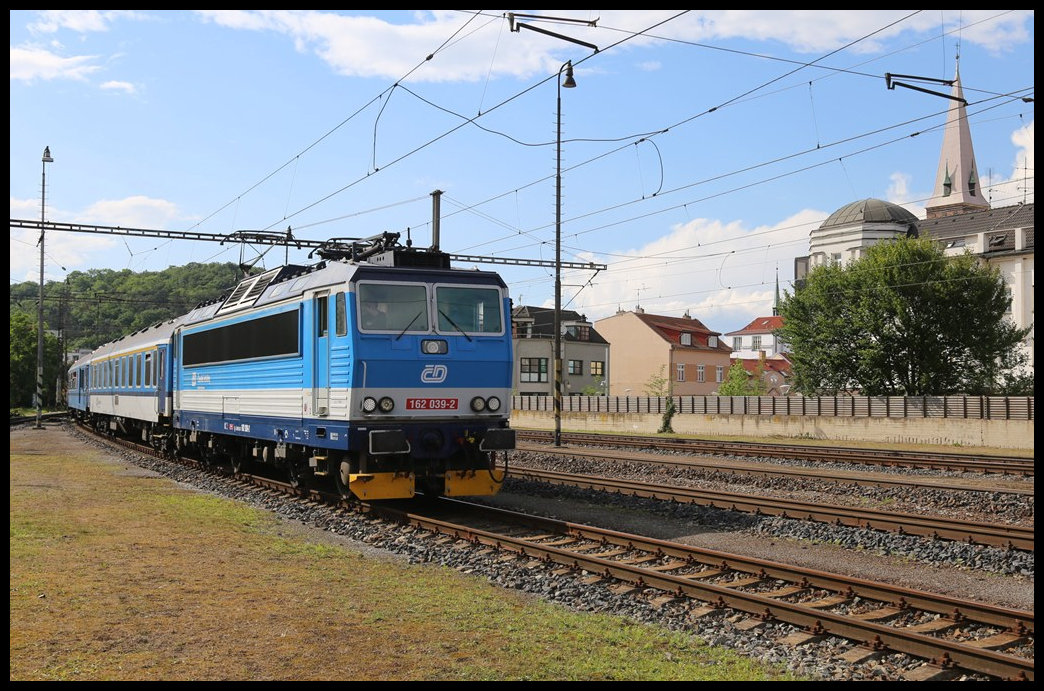 CD 162039-2 fährt hier am 6.6.2024 um 17.04 Uhr mit einem Schnellzug nach Prag in den Bahnhof Kralupy nad Vlatavou ein.