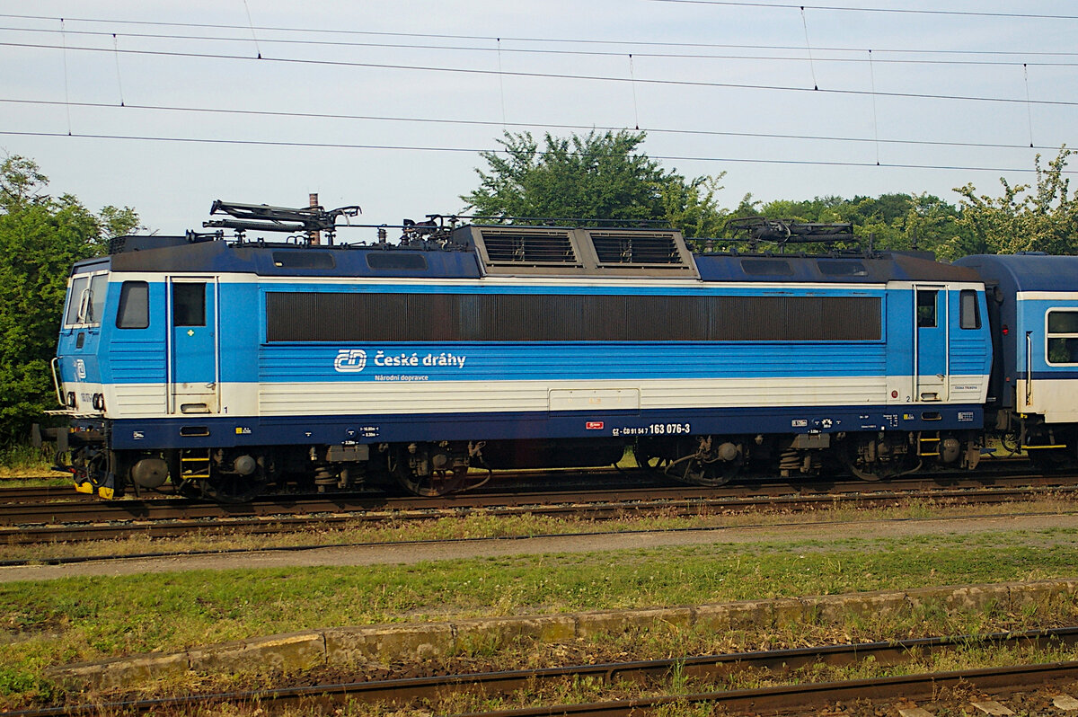 CD 163 076 stand abgebügelt mit einem R am 20.05.2022 im Bahnhof Chlumec nad Cidlinou.