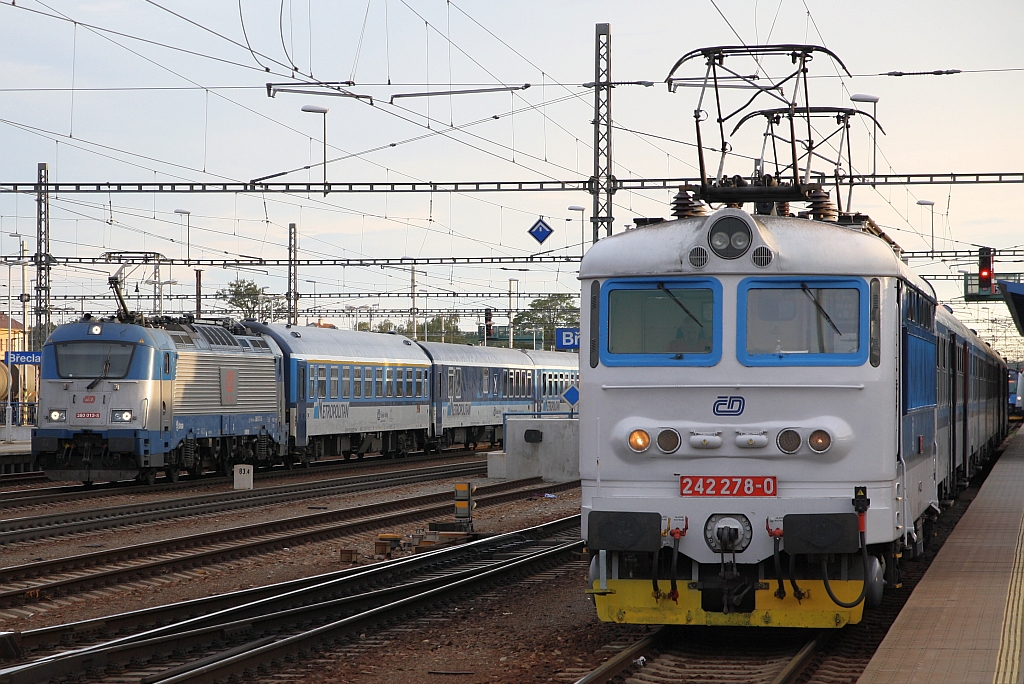 CD 242 278-0 am 14.August 2018 im Bahnhof Breclav während im Hintergrund die 380 012-5 mit dem EC 272  Metropolitan  (Budapest-Nyugati pu – Praha hl.n.) ausfährt.