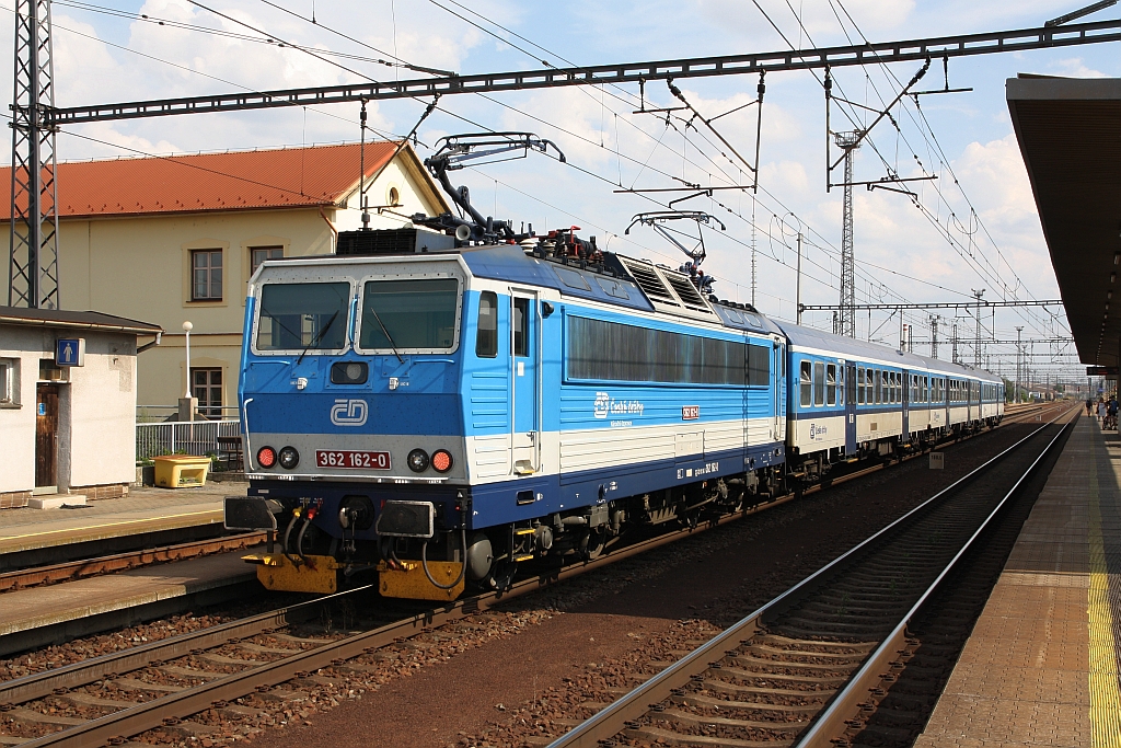 CD 362 162-0 am 20.Juli 2019 als Os 4218 (Prerov - Breclav) im Bahnhof Hulin.