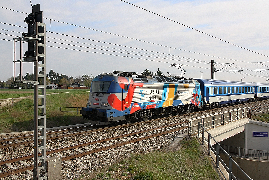 CD 380 002-6 fährt am 07.April 2019 mit dem EC 101  Moravia  (Katowice - Wien Hbf.) durch die Haltestelle Helmahof.