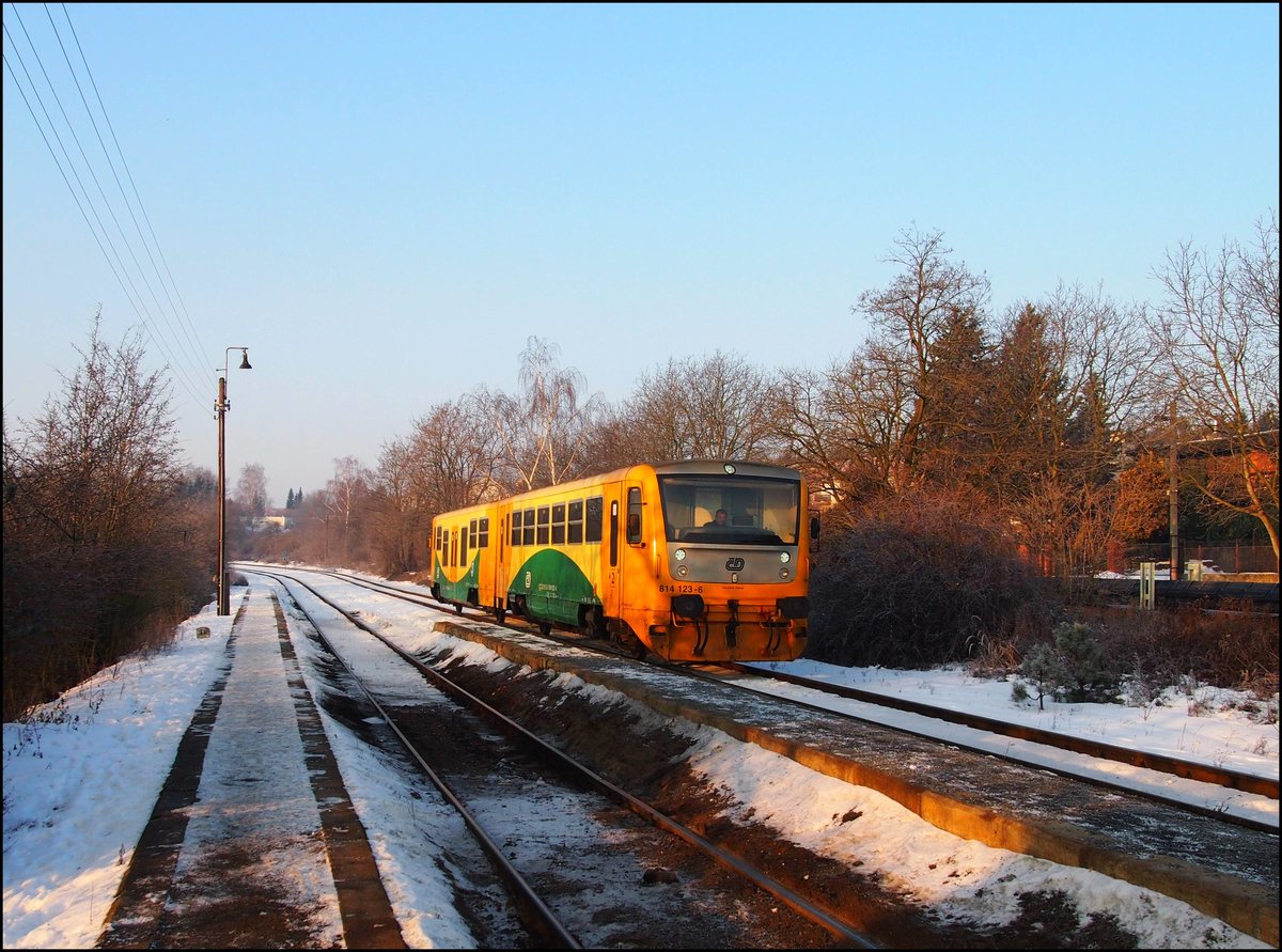 CD 814 123-6 kommt nach Bahnhof Kladno Ostrovec am 23.1. 2017.