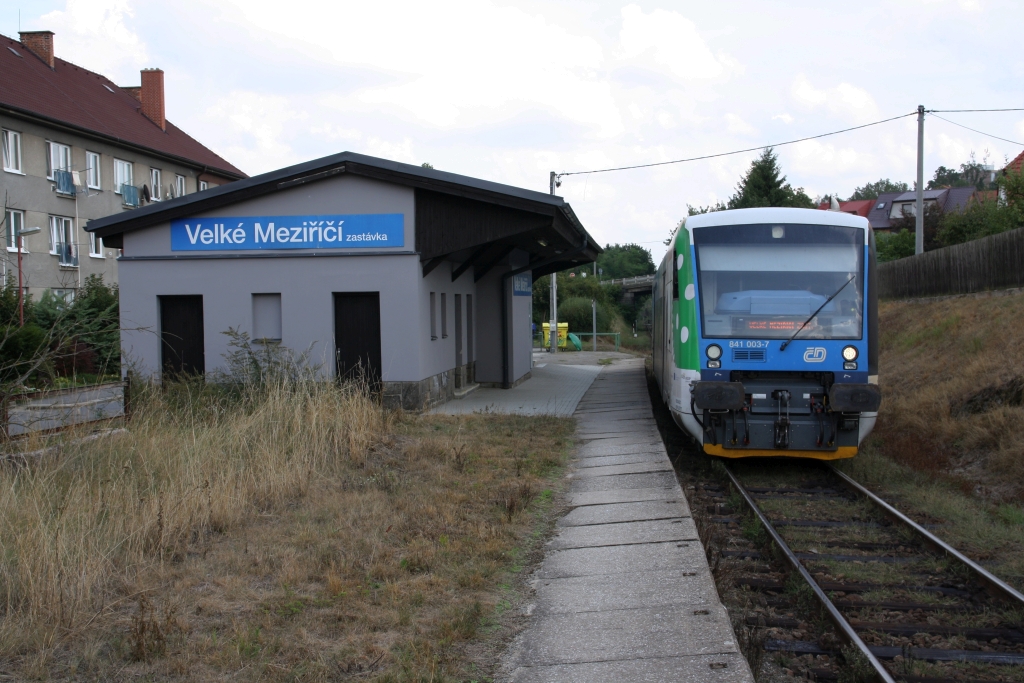 CD 841 003-7 wendet am 24.August 2019 in der Haltestelle Velke Mezirici zastavka vom 24957 aus Krizanov auf den Os 24960 nach Velke Mezirici.