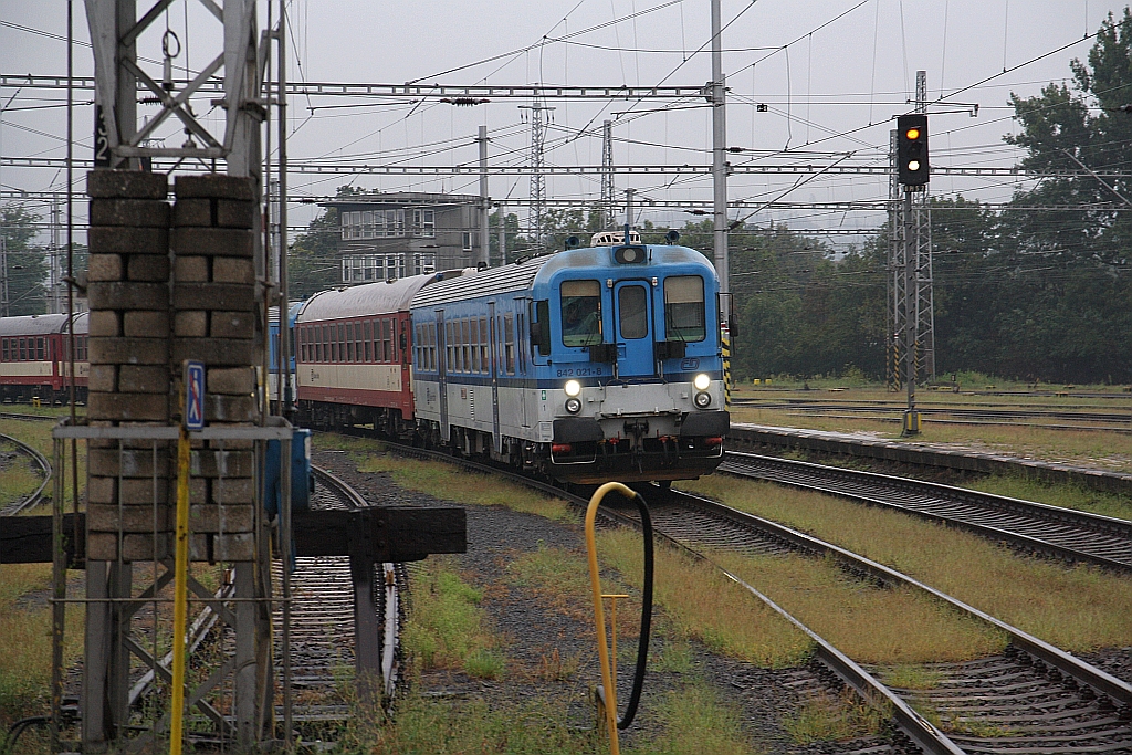 CD 842021-8 am Morgen des 11.August 2018 im Bahnhof Valasske Mezirici.