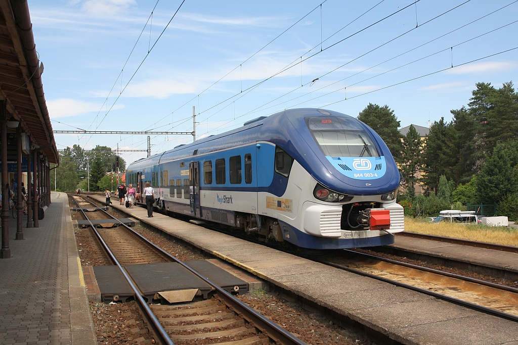 CD 844 003-4 am 06.Juli 2019 als Os 3908 (Roznov pod Radhostem - Kojetin) im Bahnhof Hulin.