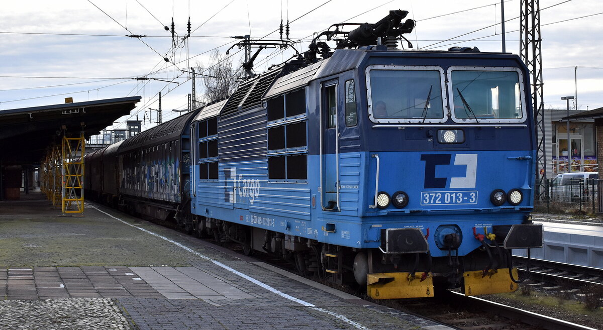 CD Cargo mit ihrer  372 013-3  (CZ-CDC 91 84 7 372 013-3) und einem gemischten Güterzug am 08.01.25 Durchfahrt Bahnhof Falkenberg (Elster).