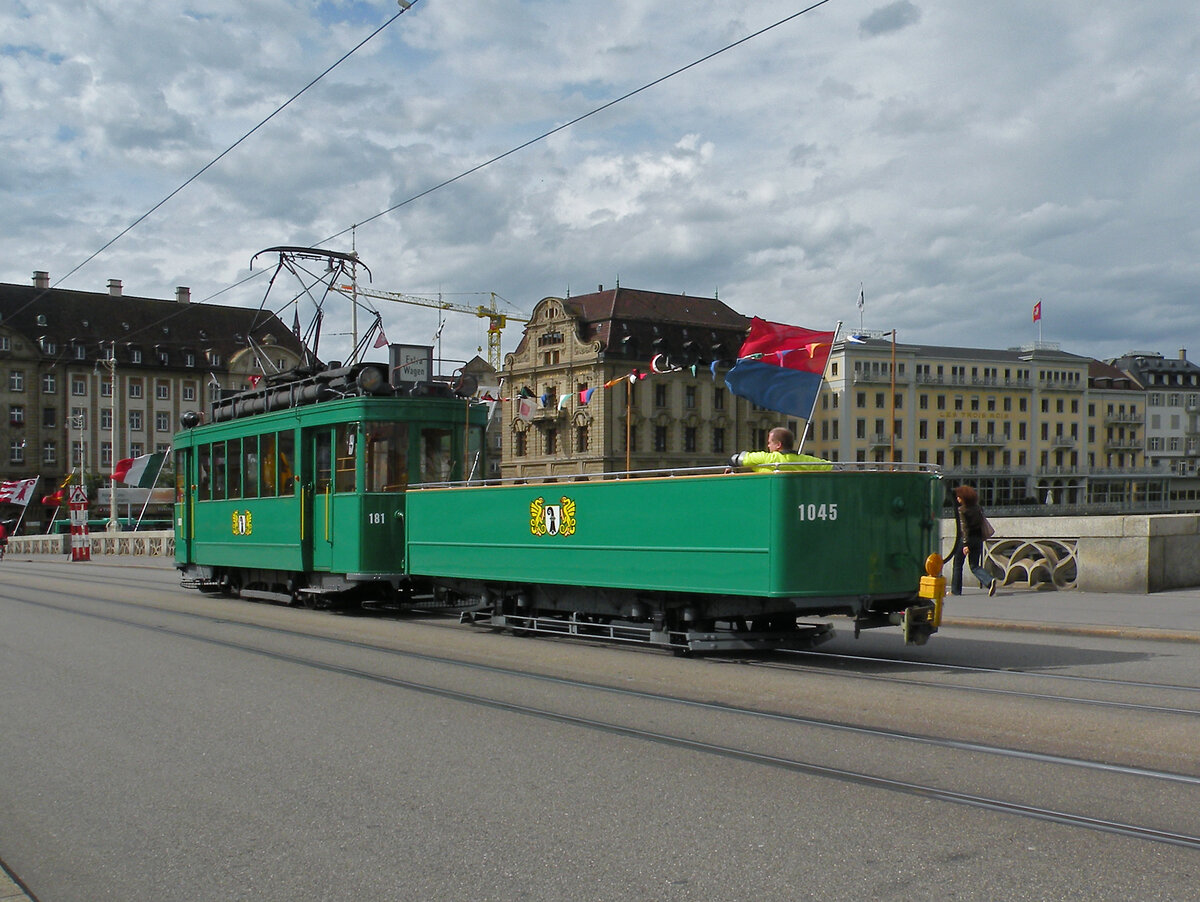 Ce 2/2 181 zusammen mit dem  Badwännli  1045 überquert am 25.09.2012 die Mittlere Rheinbrücke. Aufnahme Basel.