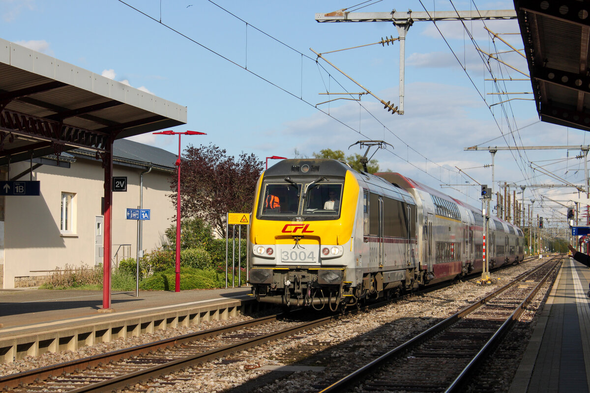 CFL 3004 mit ihrer Regionalbahn bei der Einfahrt in Pétange. (23. September 2023)