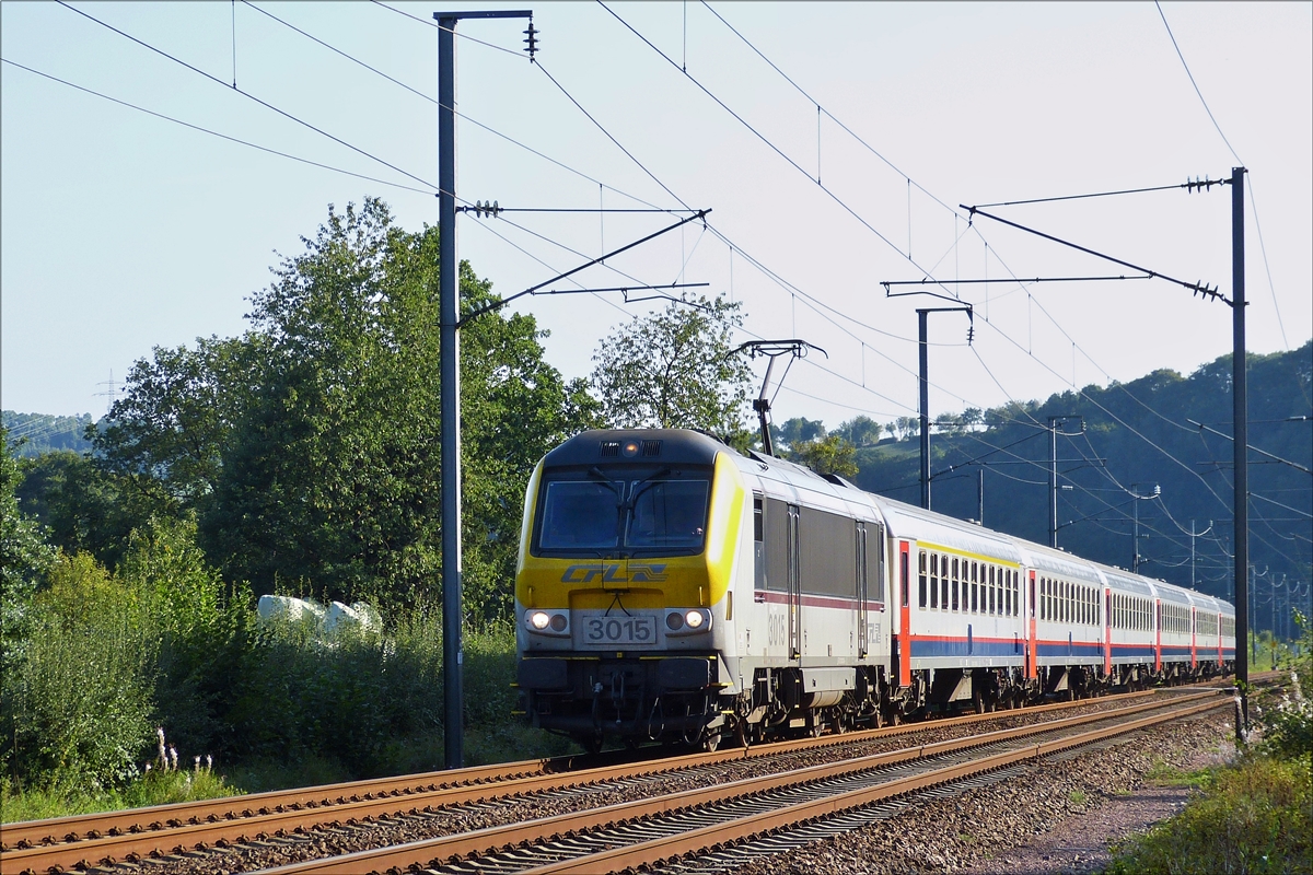  CFL 3015 ist mit ihrem Zug vor kurzem in Ettelbrck losgefahren, sie zieht ihren Zug in Richtung Lttich.  29.08.2017  (Hans)  