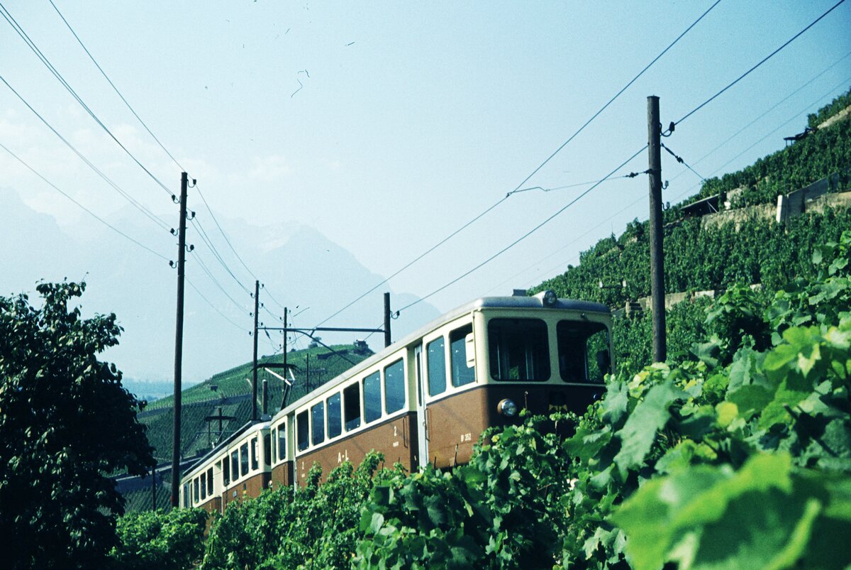  Chemin de fer Aigle–Leysin (AL)__Mit Steuerwagen Bt 352 (1966, SIG/SAAS) voraus durch die Weinberge.__06-09-1976