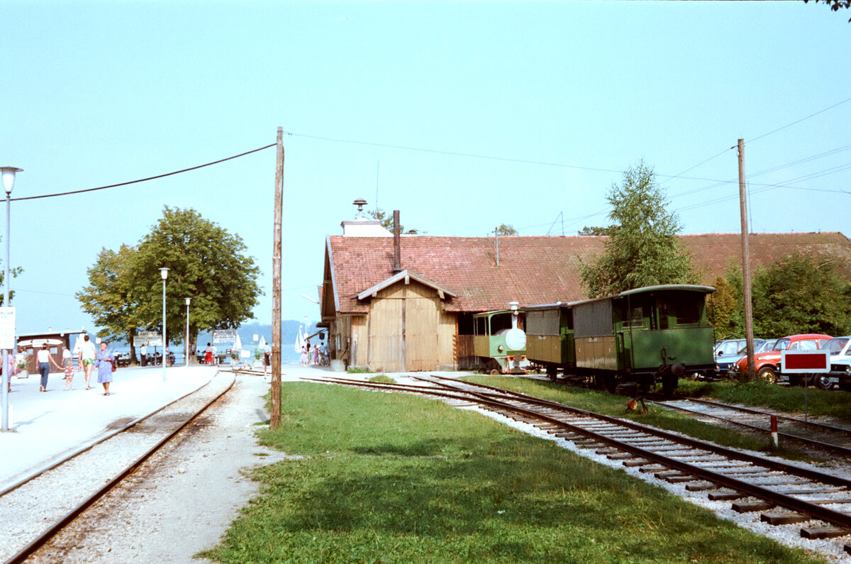 Chiemseebahn (Bayern), Bahnhof und Wagenschuppen Prien-Stock (20.08.1983)