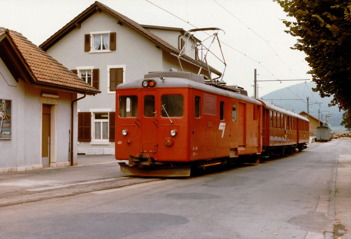 CJ: Anfangs der 80er-Jahre standen die ehemaligen Brünigwagen noch oft als  Verstärkungswagen sowie eiserne Reserve im Einsatz. 
De 4/4 401 mit zwei ehemaligen Brünigwagen in Glovelier im Jahre 1980 zur Abfahrt nach La Chaux de Fonds bereit.
Foto: Walter Ruetsch 