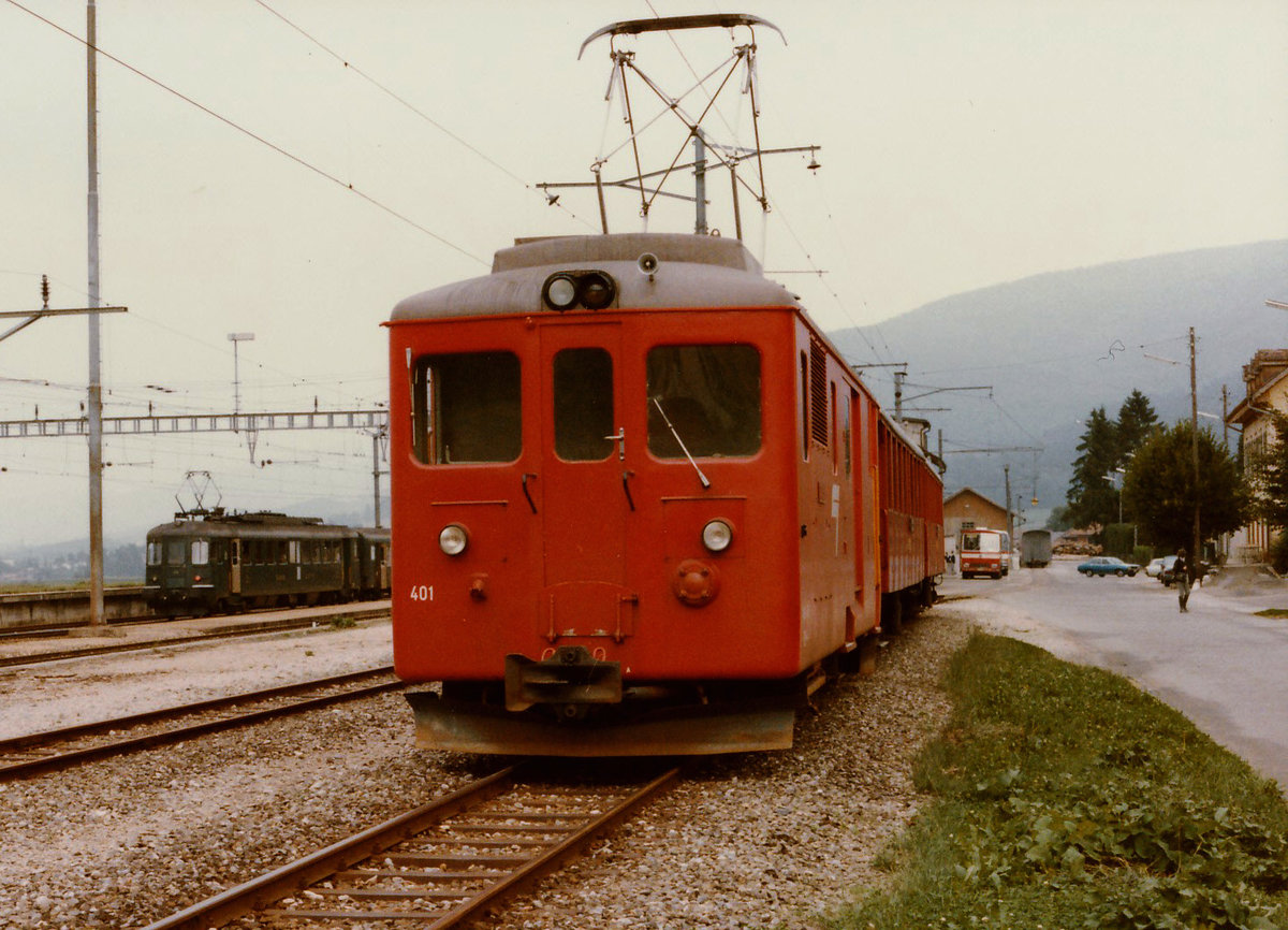 CJ: Anfangs der 80er-Jahre standen die ehemaligen Brünigwagen noch oft als  Verstärkungswagen sowie eiserne Reserve im Einsatz. 
De 4/4 401 mit zwei ehemaligen Brünigwagen in Glovelier auf Rangierfahrt im Jahre 1980. Zu dieser Zeit waren die RBe 4/4 noch mit dem grünen Originalanstrich unterwegs.
Foto: Walter Ruetsch 