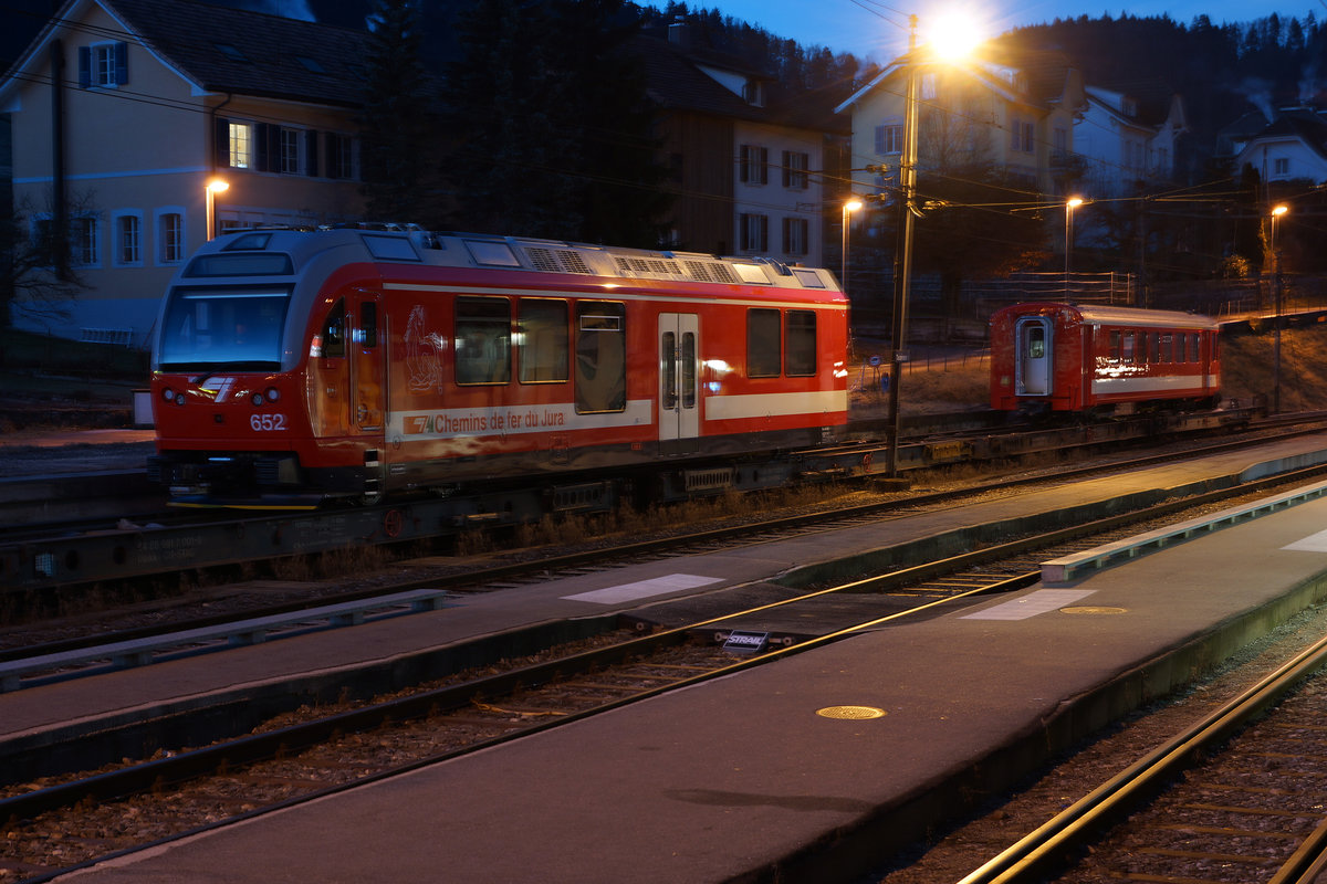 CJ: Morgenstimmung am St. Nikolaustag 2016 in Tavannes als die CJ den zweiten neuen Pendelzug von Stadler Rail in Empfang nehmen durfte. Bereits als es noch sehr dunkel war, standen die Ee 3/3 152, der modernisierte ABt 711 und der neue Be 4/4 652 für die erste Rangierfahrt bereit (6.12.2016).
Foto: Walter Ruetsch