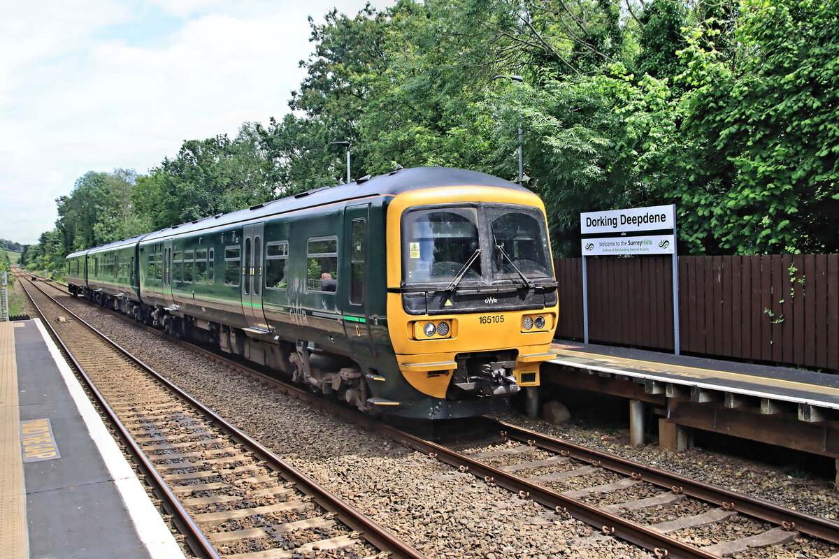 Class 165: Diesel Triebzüge (2- und 3-Wagenzüge) aus den Jahren 1990-1992. Bequeme Züge mit Geschwindigkeiten bis 145 km/h. Im Bild Zug 165 105 im Einsatz bei der (heutigen) Great Western Railway auf der ländlichen Querverbindung von Redhill nach Reading südlich von London. Dorking Deepdene, 19.Juni 2024 