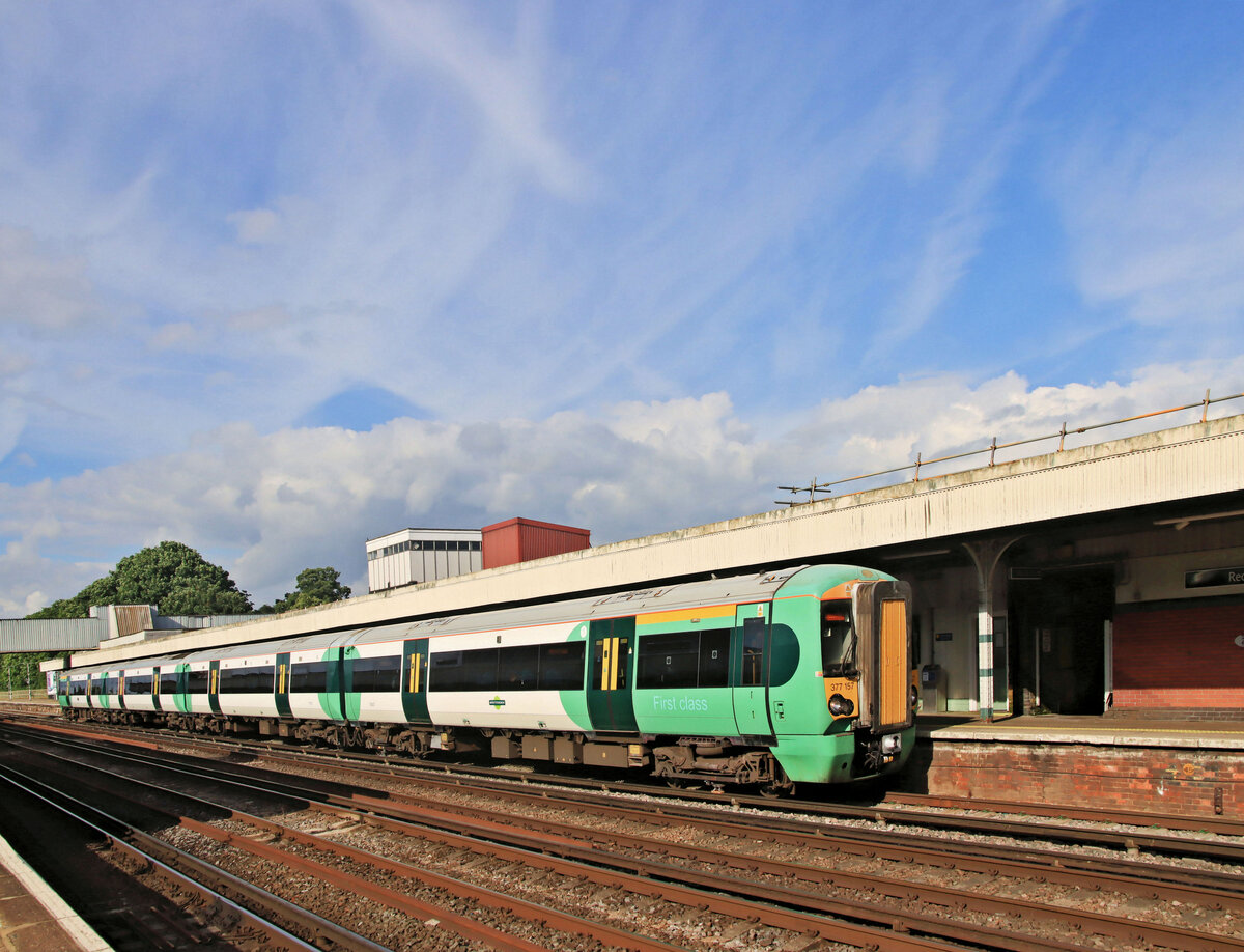 Class 377: 2001-2014 für die Bahnen im Raum London und Südost England gebaute Triebzüge. Viele sind nur für 750 V Gleichstrom mit Stromabnahme ab dritter Schiene gebaut, die 377/2, 377/5 und 377/7 haben aber auch einen Pantographen für Stromabnahme ab Fahrleitung (25 kV 50 Hz Wechselstrom). Im Bild steht Zug 377 157 der (heutigen) Southern Railway in Redhill südlich von London. 16.Juni 2024 