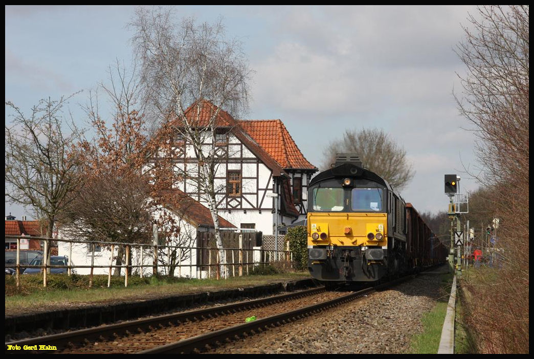 Class 66 8653-01 fährt hier am 31.3.2018 mit ihrem Schrottzug am ehemaligen Bahnhof Wulfskotten in Hasbergen in Richtung Georgsmarienhütte.