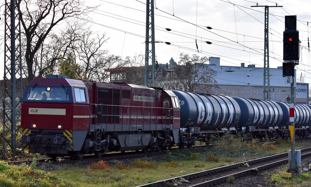 CLR - Cargo Logistik Rail-Service GmbH, Barleben-Ebendorf [D] mit ihrer MaK G 2000-3 BB [NVR-Nummer: 92 80 1272 204-9 D-CLR] und einem Kesselwagenzug (für Ethanol) am 26.11.24 Durchfahrt Bahnhof Magdeburg-Neustadt.