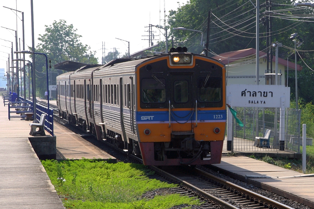 Comuter Special 1118 (Nakhon Pathom - Thon Buri) mit dem NKF 1223 als erstes Fahrzeug am 24.März 2024 in der Sala Ya Station.