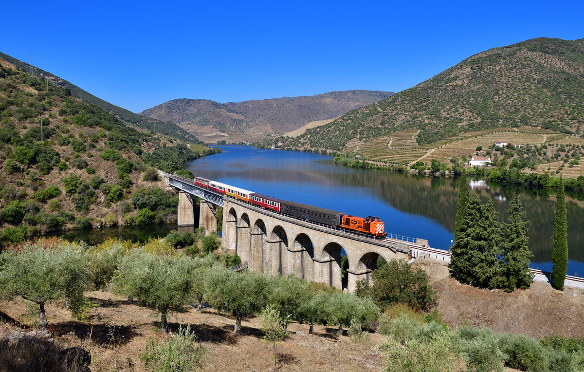 CP 1427 mit IR 21861 am 10.09.2024 bei Freixo de Numão.