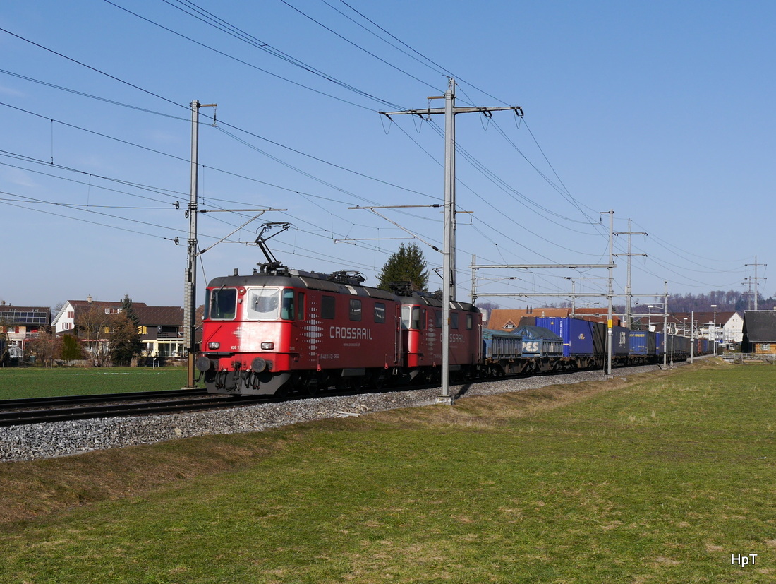 Crossrail - Re 4/4  436 111-9 mit Re 4/4  436 115-0 vor Güterzug unterwegs bei Lyssach am 20.02.2015