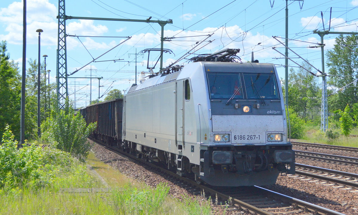  CTL Logistics GmbH mit der akiem  186 267-1  [NVR-Number: 91 80 6186 267-1 D-AKIEM] mit einem Ganzzug tschechischer, polnischer, slowakischer und rumänischer offener Güterwagen bei der Kurzeinfahrt Bf. Flughafen Berlin-Schönefeld.