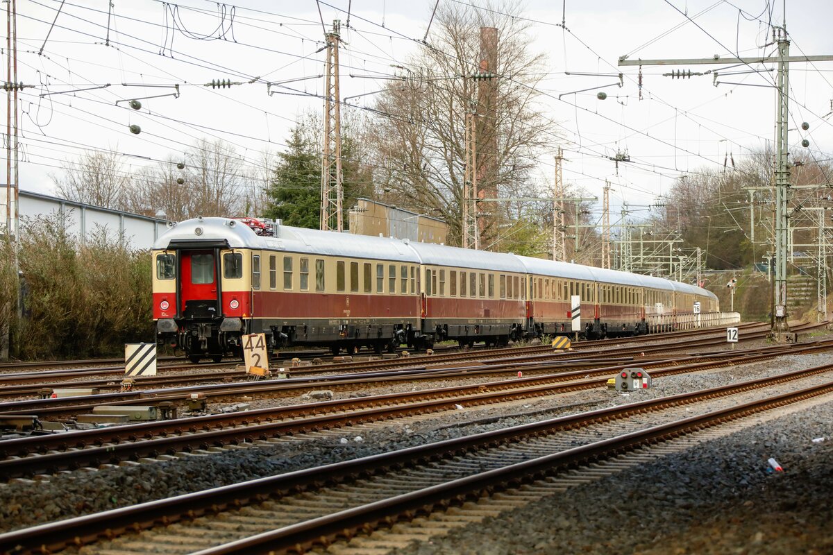 D-DB 63 80 99-92 008-1 Dienstüm (ex DB-Messwagen) am Schluss des Sonderzuges in Wuppertal Oberbarmen, am 14.04.2023