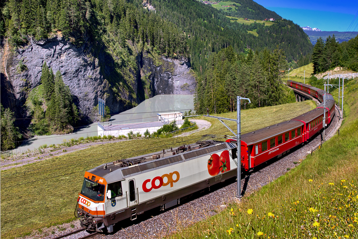 D´Coop Tomatä Ge 4/4 III 641  Maienfeld  fährt in Alvaschein mit einem Re aus Chur nach St.Moritz bergwärts.Bild vom 23.6.2016=