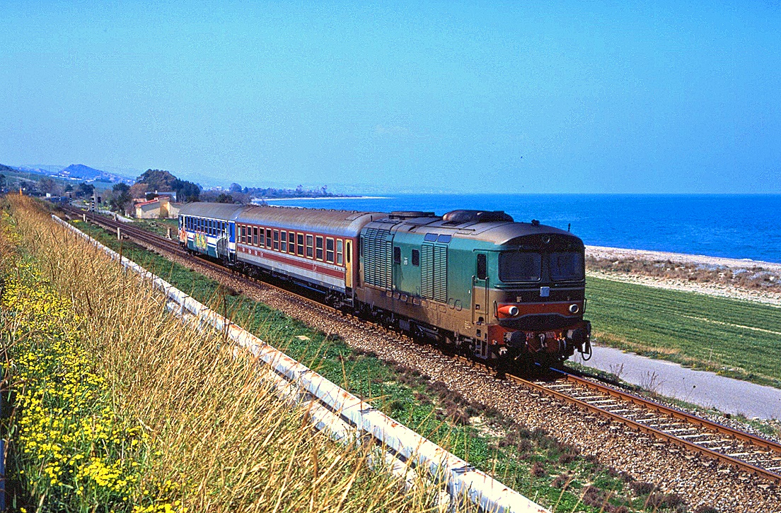 D445 1020 mit Nahverkehrszug 12731 bei Cariati, 15.03.2002.