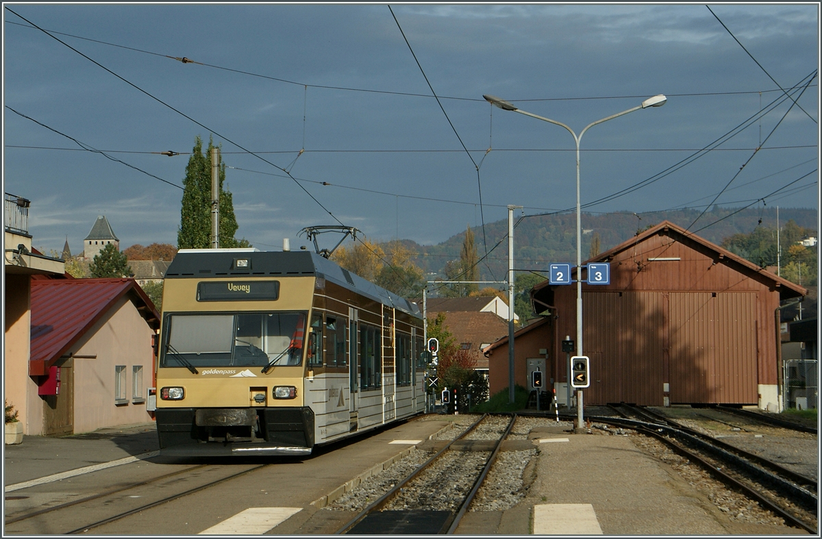 Da bei St-Légier mit einem Lastwagen in Konflikt gekommen, wurde der danach zu reparierende CEV GTW Be 2/6 7003  Blonay  als einziger in den  Goldenpass -Farben gestrichen (bzw. beklebt). 
Hier wartet der Be 2/4 7003 in Blonay auf die Abfahrt nach Vevey.
Im Hintergrund links im Bild ist das Château de Blonay zu erkennen. 
25. Okt. 2013