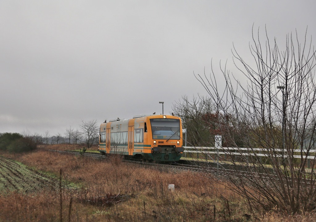 Da kein Fahrgast in Schwenzin ein- bzw. aussteigen wollte, konnte der ODEG VT 650.68 am 7.12.2024 um 9.17 Uhr an dem Haltepunkt in Richtung Inselstadt Malchow durchfahren.