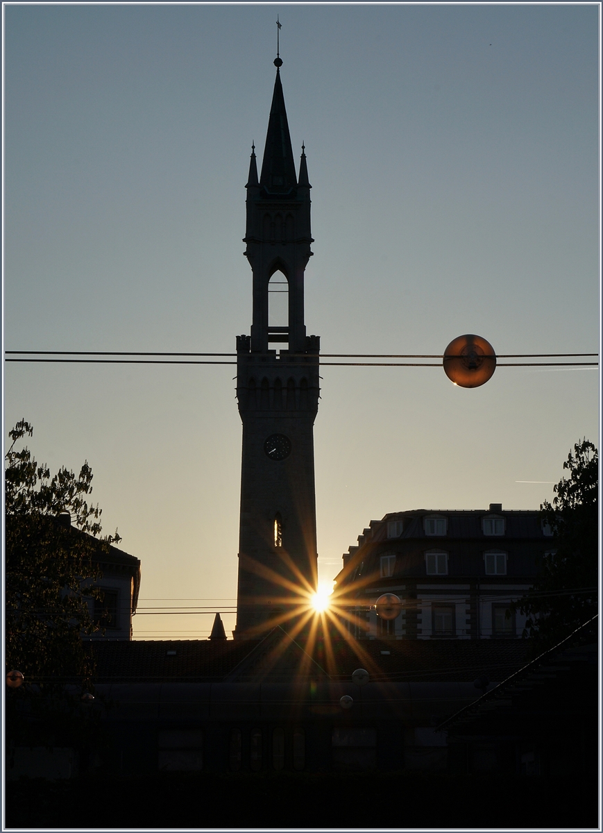 Da Konstanz am  falschen  Ende des See liegt, eignet es sich weniger für klassische Sonnenuntergänge, doch dieser, etwas untypische Sonnenuntergang hat, so finde ich jedenfalls hat auch seinen Reiz und dank des markanten Bahnhofsturm mutiert er gar zu einem Bahnbild.
20. April 2017