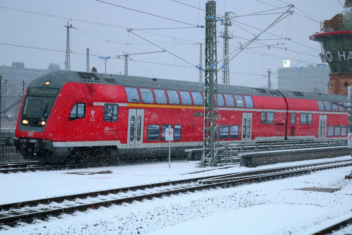 DABpbzfa mit Schublok BR 146.0 der Elbe-Saale-Bahn (DB Regio Südost) als RE 16325 (RE30) von Calbe(Saale) Ost nach Naumburg(Saale)Hbf erreicht Halle(Saale)Hbf auf Gleis 8 bei Schneefall. [3.12.2017 | 15:47 Uhr]